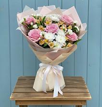 Букет цветов из:  Гвоздики, Орхидеи и Розы в Жигалово