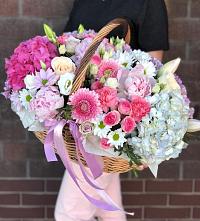 Композиция солнечный день в Жигалово Цветочная композиция из Розы, Хризантемы, Пионы и Лизиантусы в корзине в Жигалово