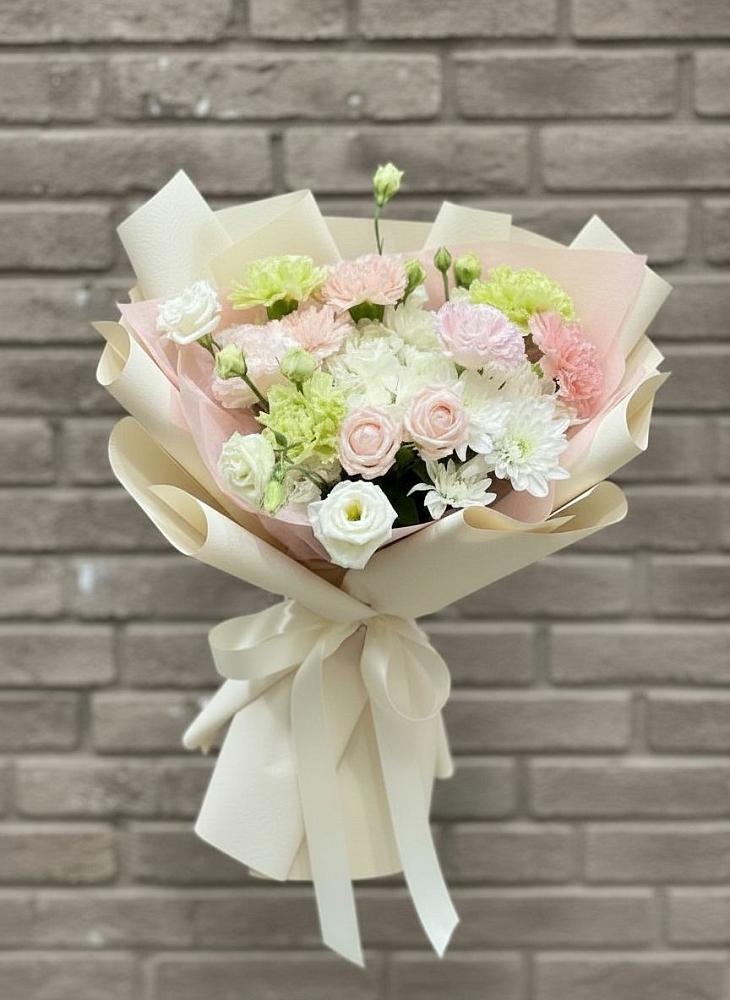 Букет цветов из: Гвоздики, Розы, Лизиантусы и Хризантемы в Жигалово