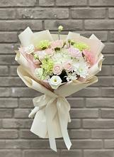 Букет цветов из:  Гвоздики, Розы, Лизиантусы и Хризантемы #REPLACE_PRED# Жигалово