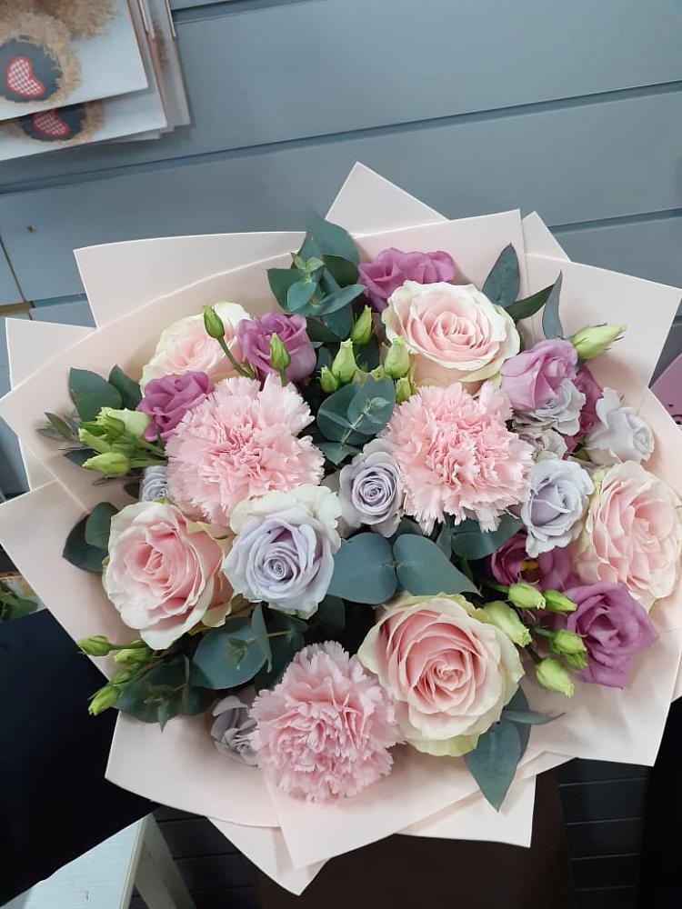 Букет цветов из: Розы, Гвоздики и Лизиантусы в Жигалово